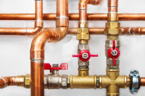 Copper,Valves,And,Pipes,On,A,White,Wall